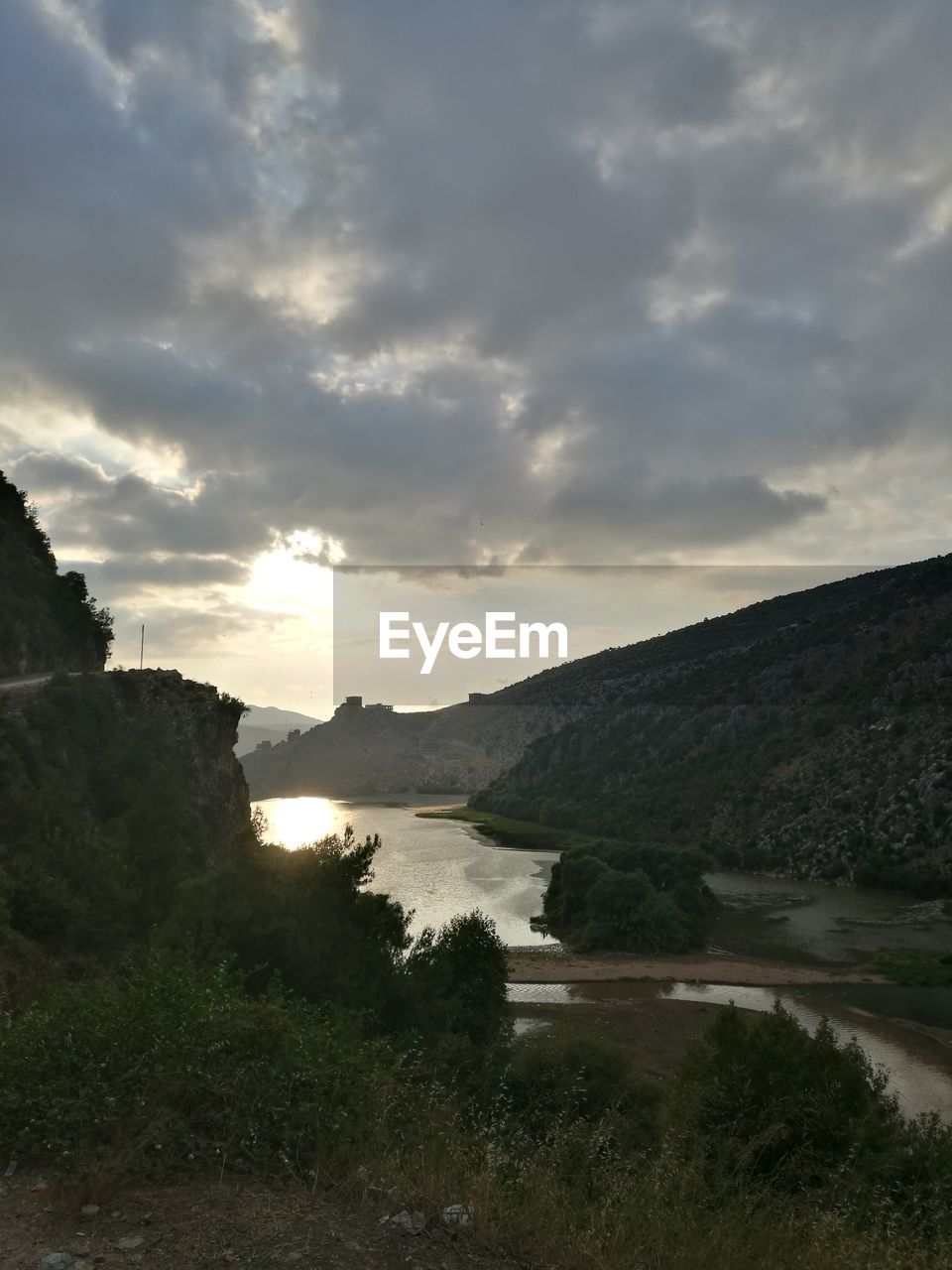 SCENIC VIEW OF LAKE BY MOUNTAINS AGAINST SKY