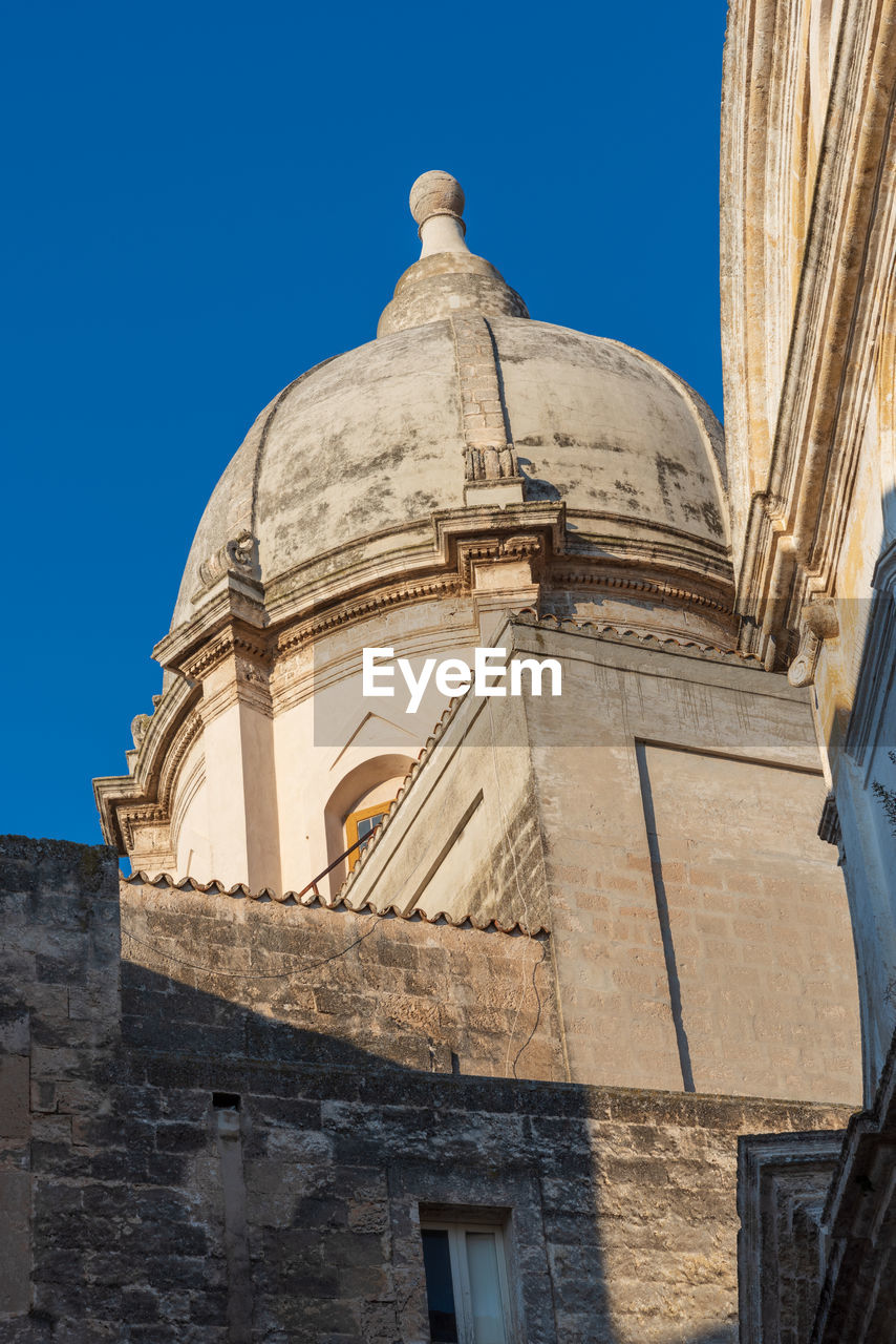 LOW ANGLE VIEW OF HISTORICAL BUILDING AGAINST CLEAR SKY