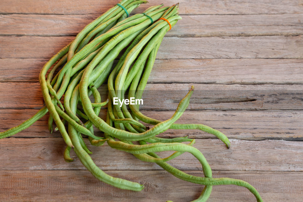 HIGH ANGLE VIEW OF GREEN CHILI PEPPER ON TABLE