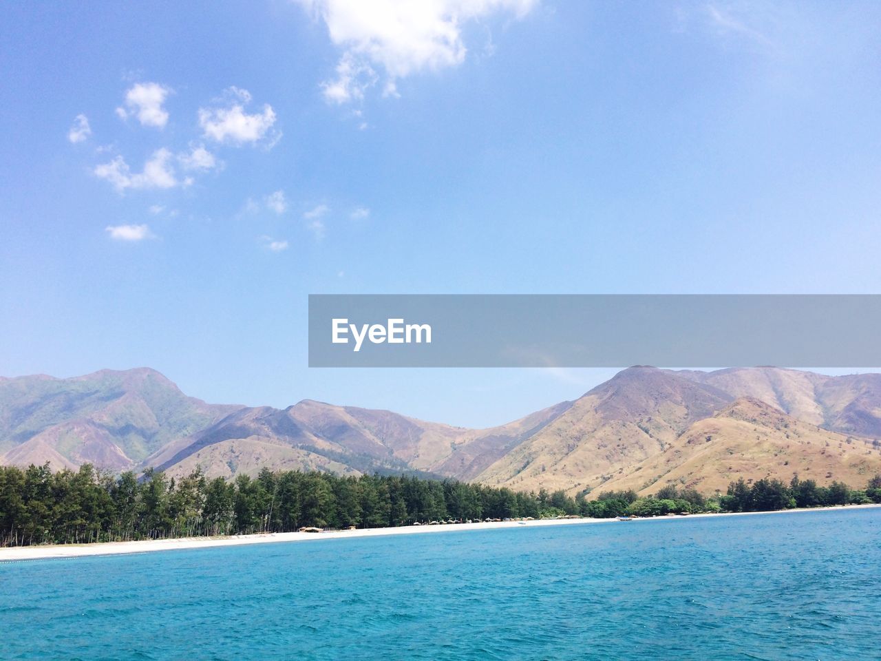 SCENIC VIEW OF LAKE AGAINST MOUNTAINS