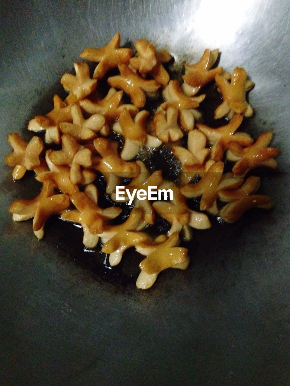 HIGH ANGLE VIEW OF BREAD IN CONTAINER