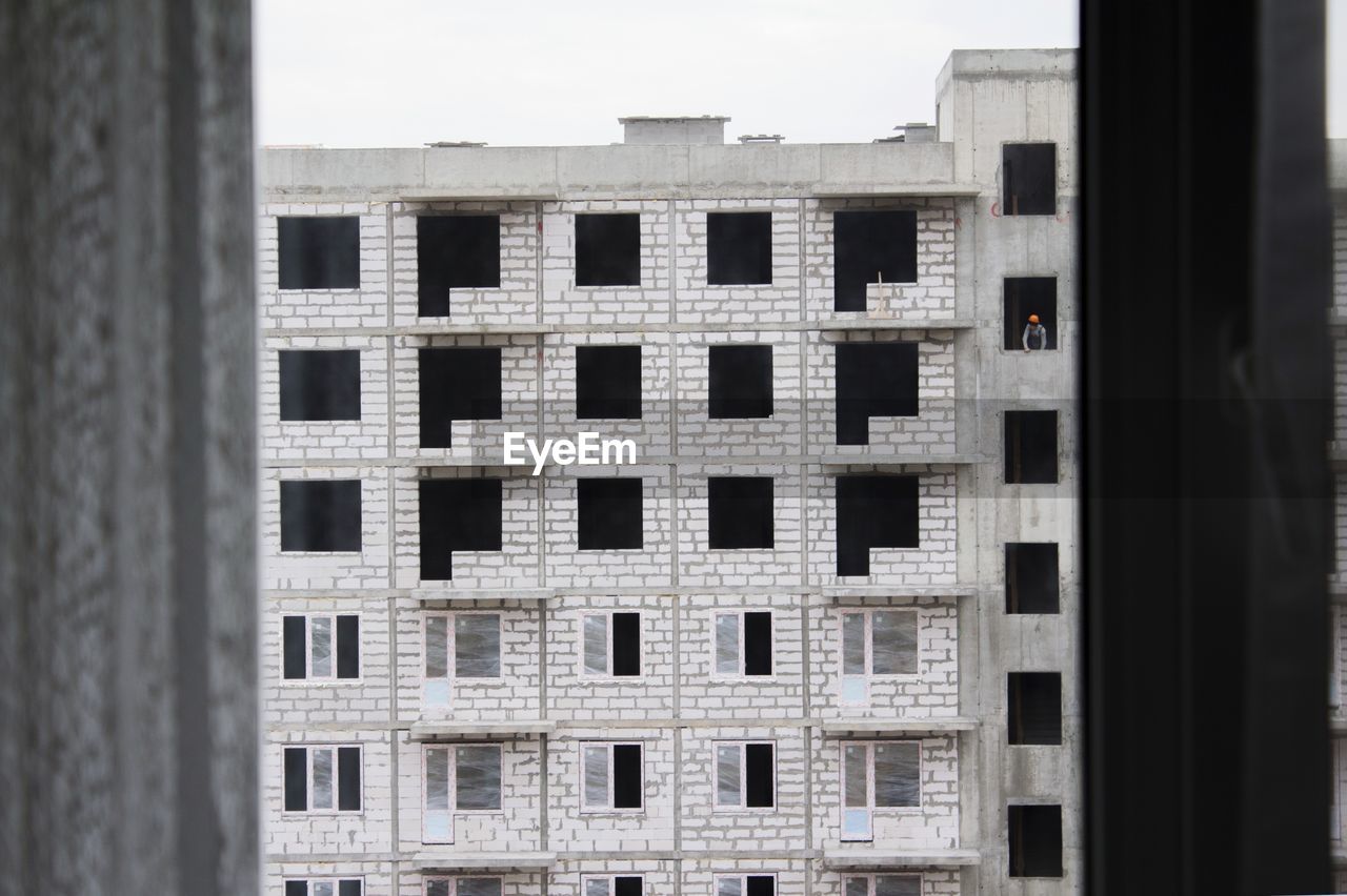 LOW ANGLE VIEW OF BUILDING IN CITY