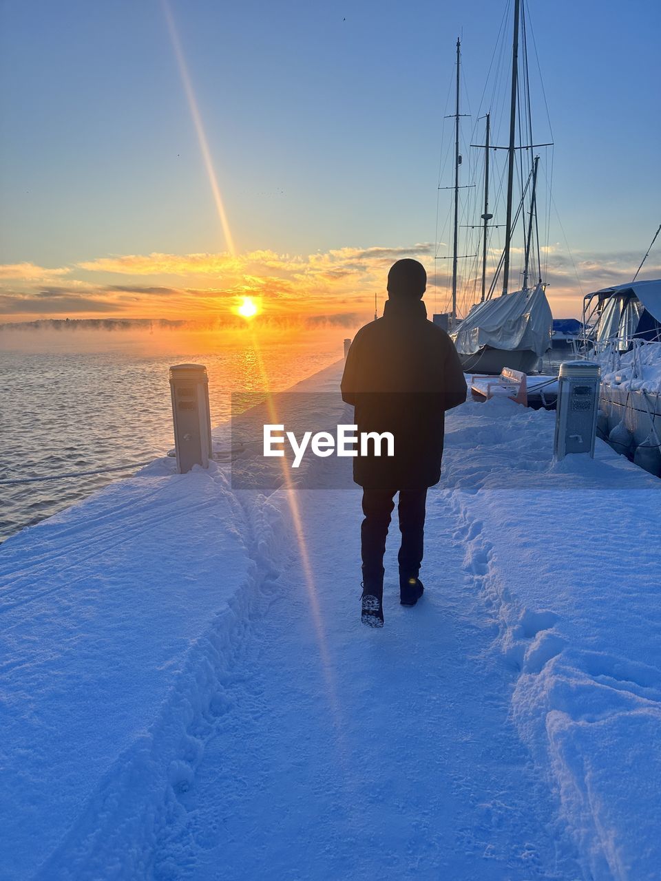 blue, nature, vehicle, technology, skiing, sky, one person, transportation, sunlight, adult, sun, screenshot, outdoors, communication, men, motion, water, aircraft, silhouette