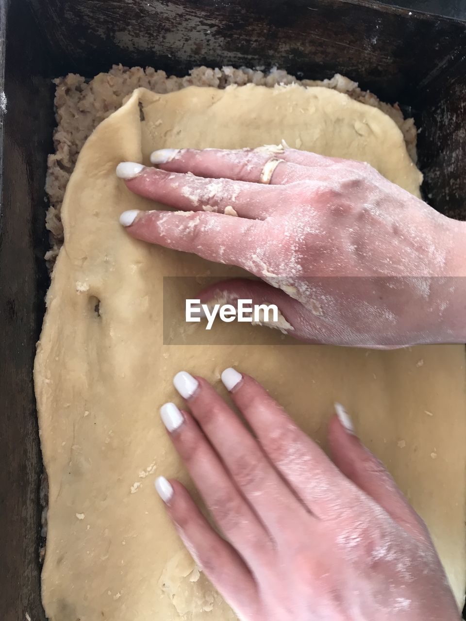 HIGH ANGLE VIEW OF HAND HOLDING BREAD