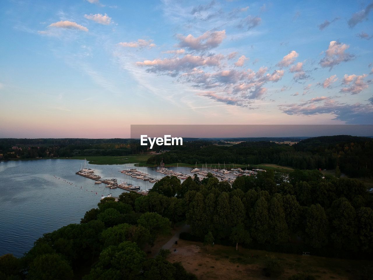 HIGH ANGLE VIEW OF RIVER AND TREES AGAINST SKY