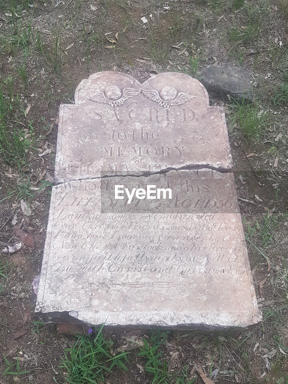 HIGH ANGLE VIEW OF STONES ON CEMETERY