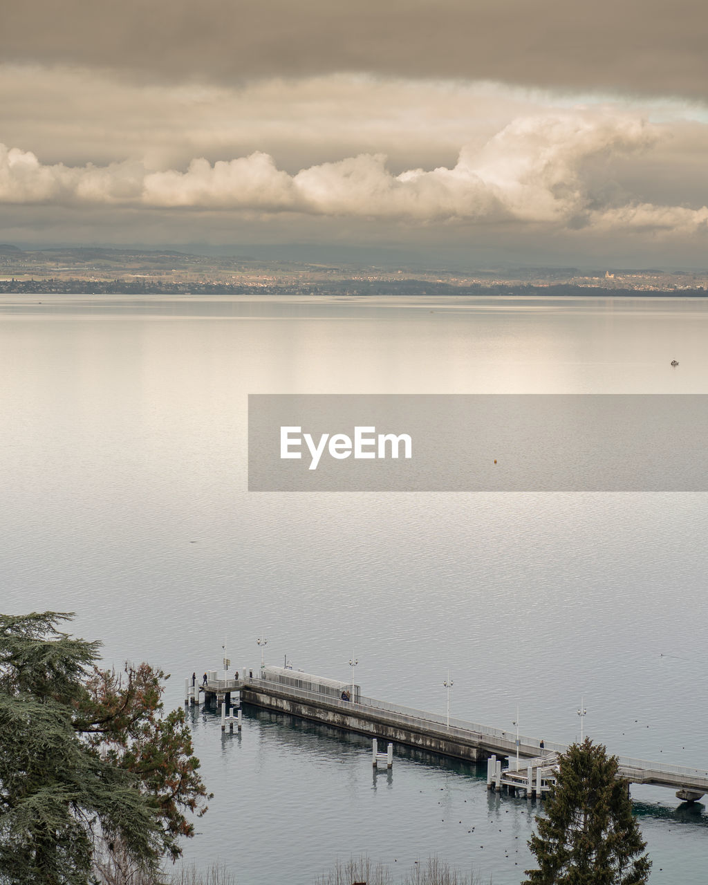 Scenic view of leman lake against sky
