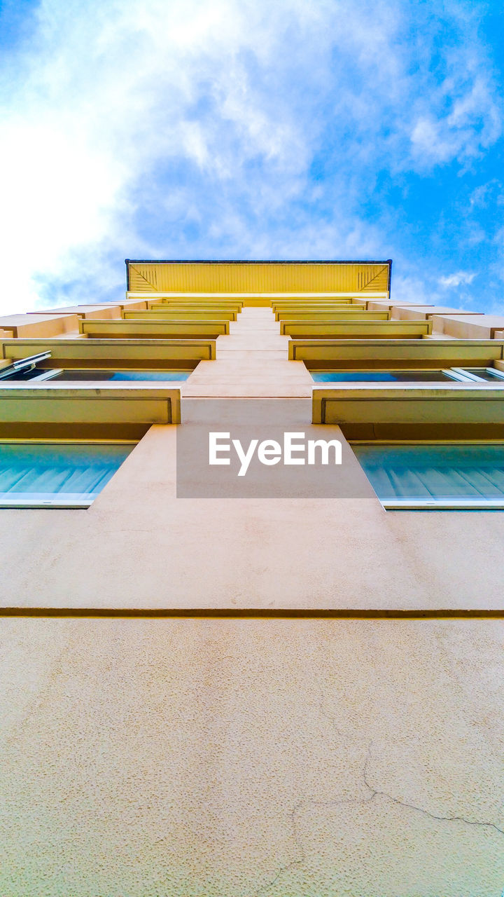 LOW ANGLE VIEW OF BUILDINGS AGAINST SKY