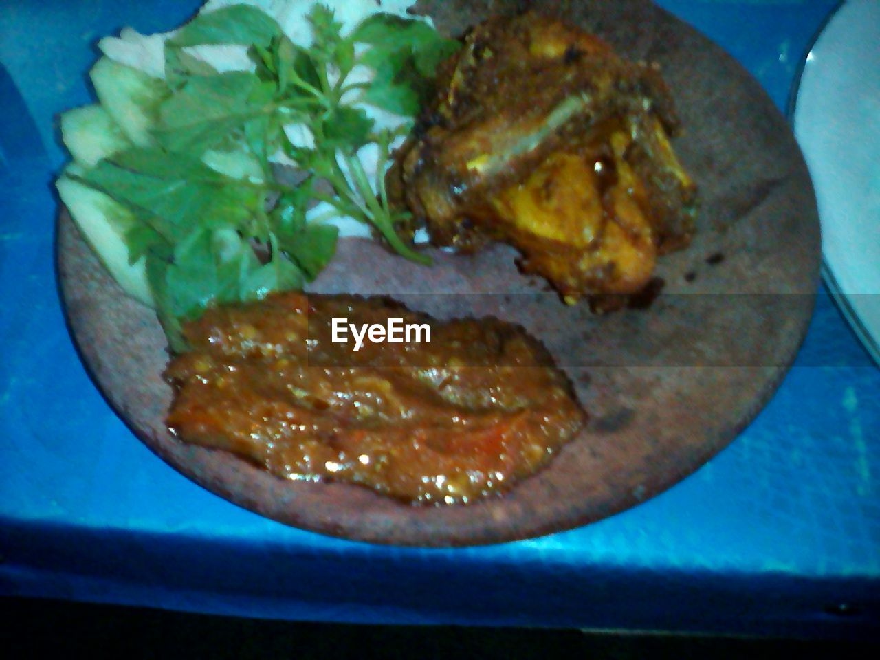 CLOSE-UP OF MEAT WITH BREAD ON PLATE