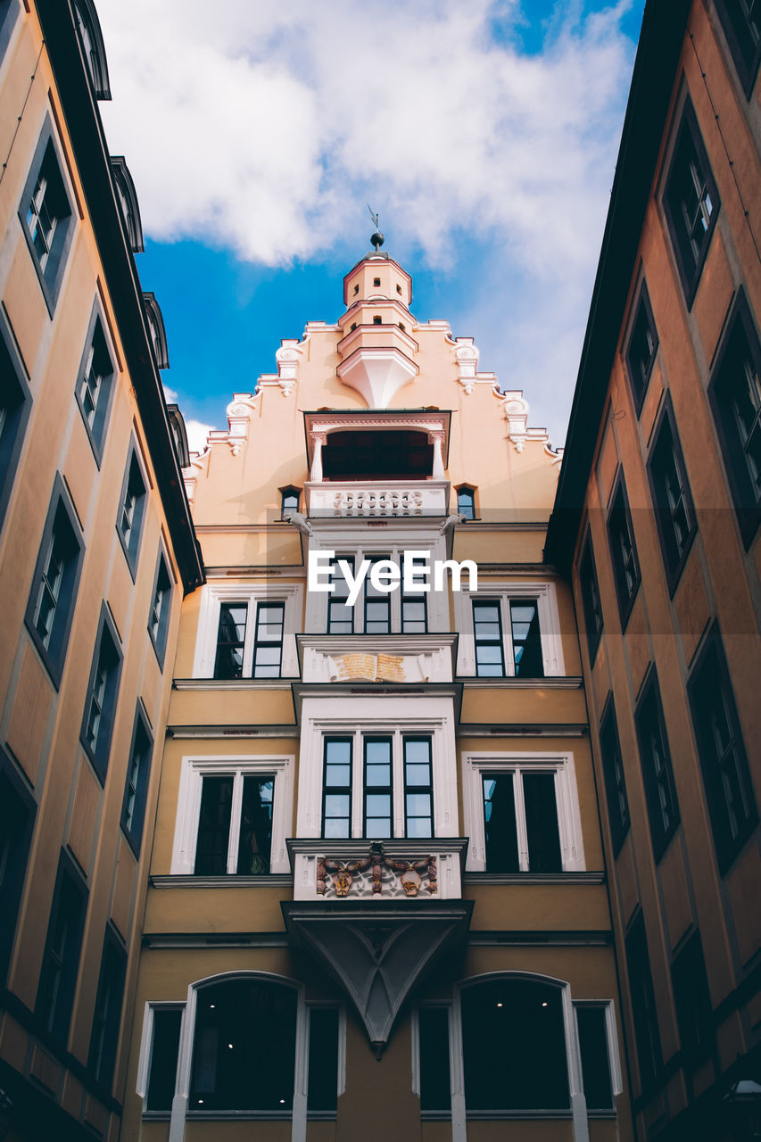 LOW ANGLE VIEW OF RESIDENTIAL BUILDING AGAINST SKY