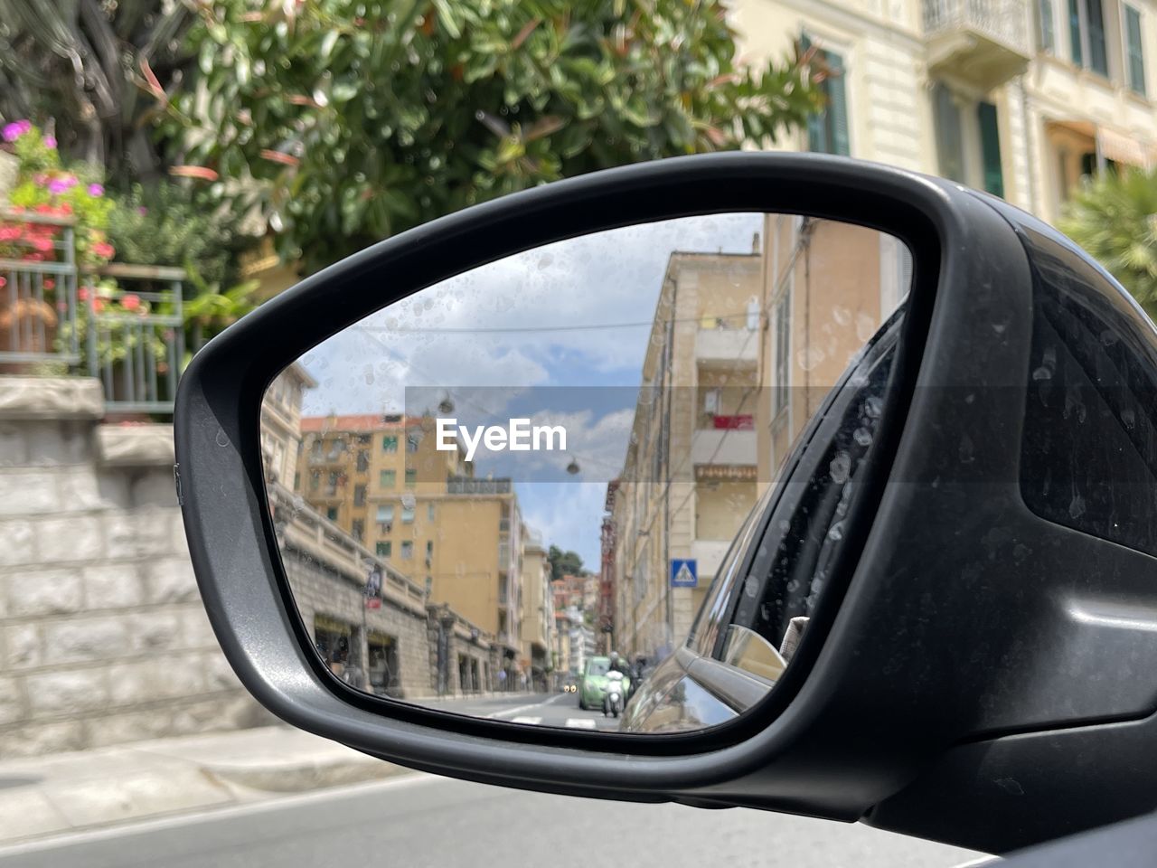 REFLECTION OF ROAD IN SIDE-VIEW MIRROR