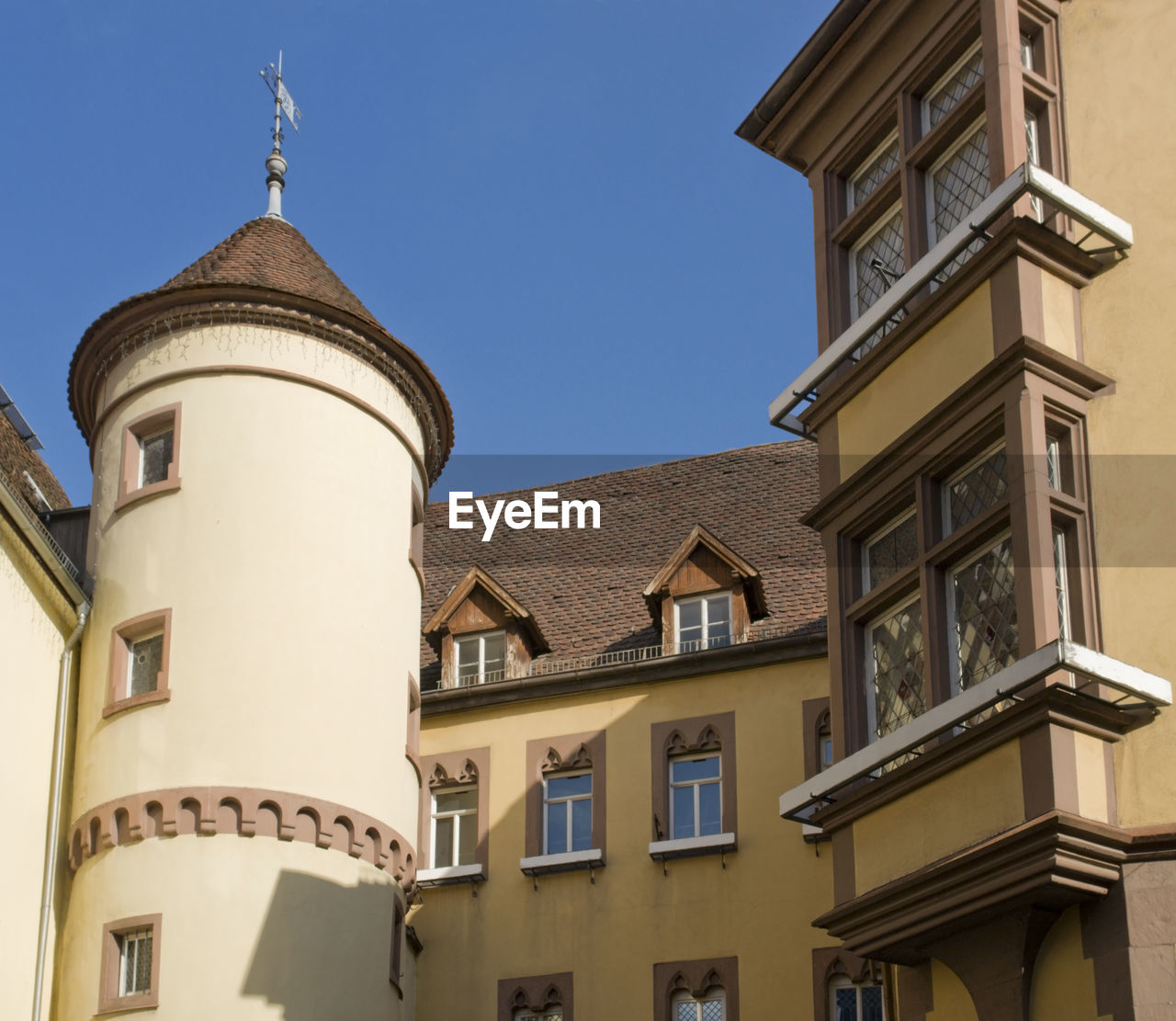 LOW ANGLE VIEW OF BUILDINGS AGAINST CLEAR SKY