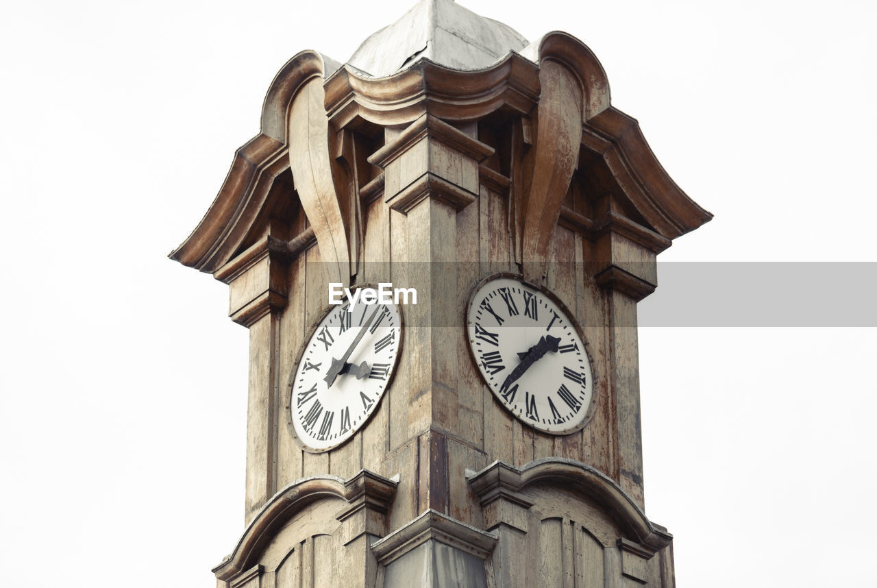 LOW ANGLE VIEW OF CLOCK AGAINST BUILDING