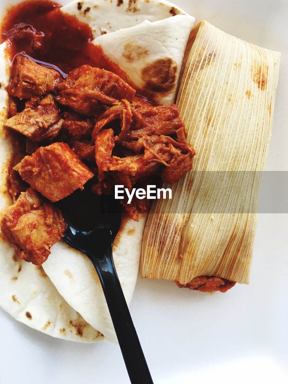 CLOSE-UP OF MEAT WITH BREAD AND VEGETABLES IN PLATE