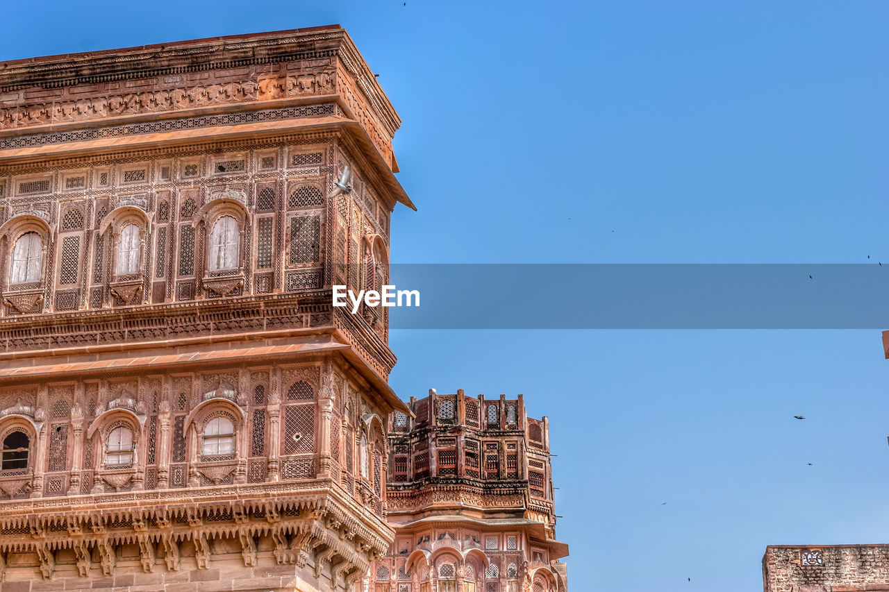 LOW ANGLE VIEW OF HISTORICAL BUILDING AGAINST SKY