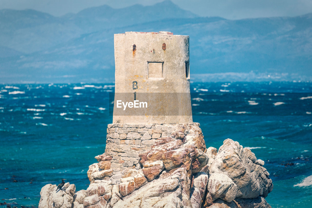 SCENIC VIEW OF SEA AGAINST ROCKS