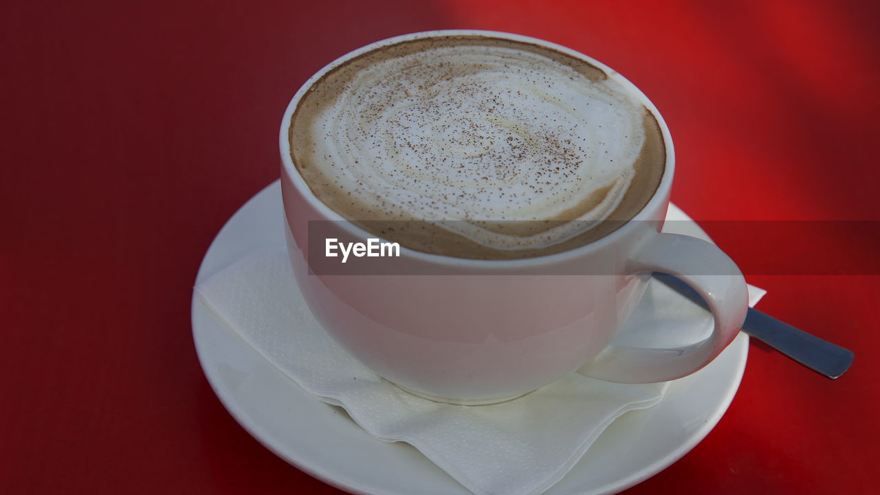 CLOSE-UP OF COFFEE CUP