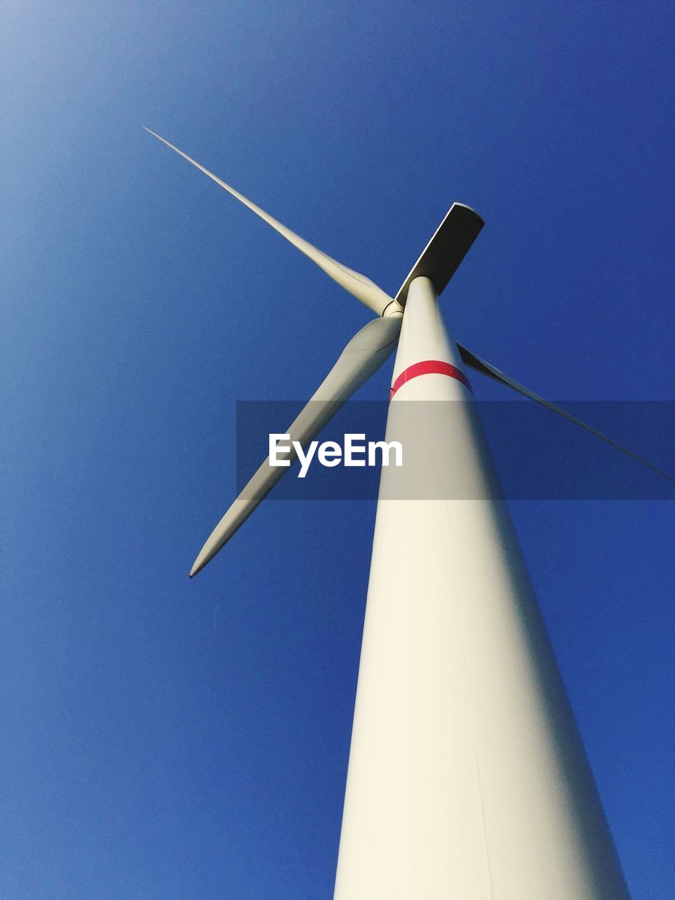 LOW ANGLE VIEW OF WIND TURBINE AGAINST SKY