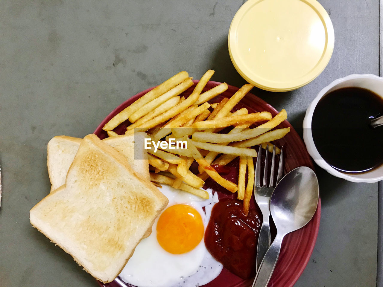 HIGH ANGLE VIEW OF BREAKFAST SERVED IN BOWL ON TABLE