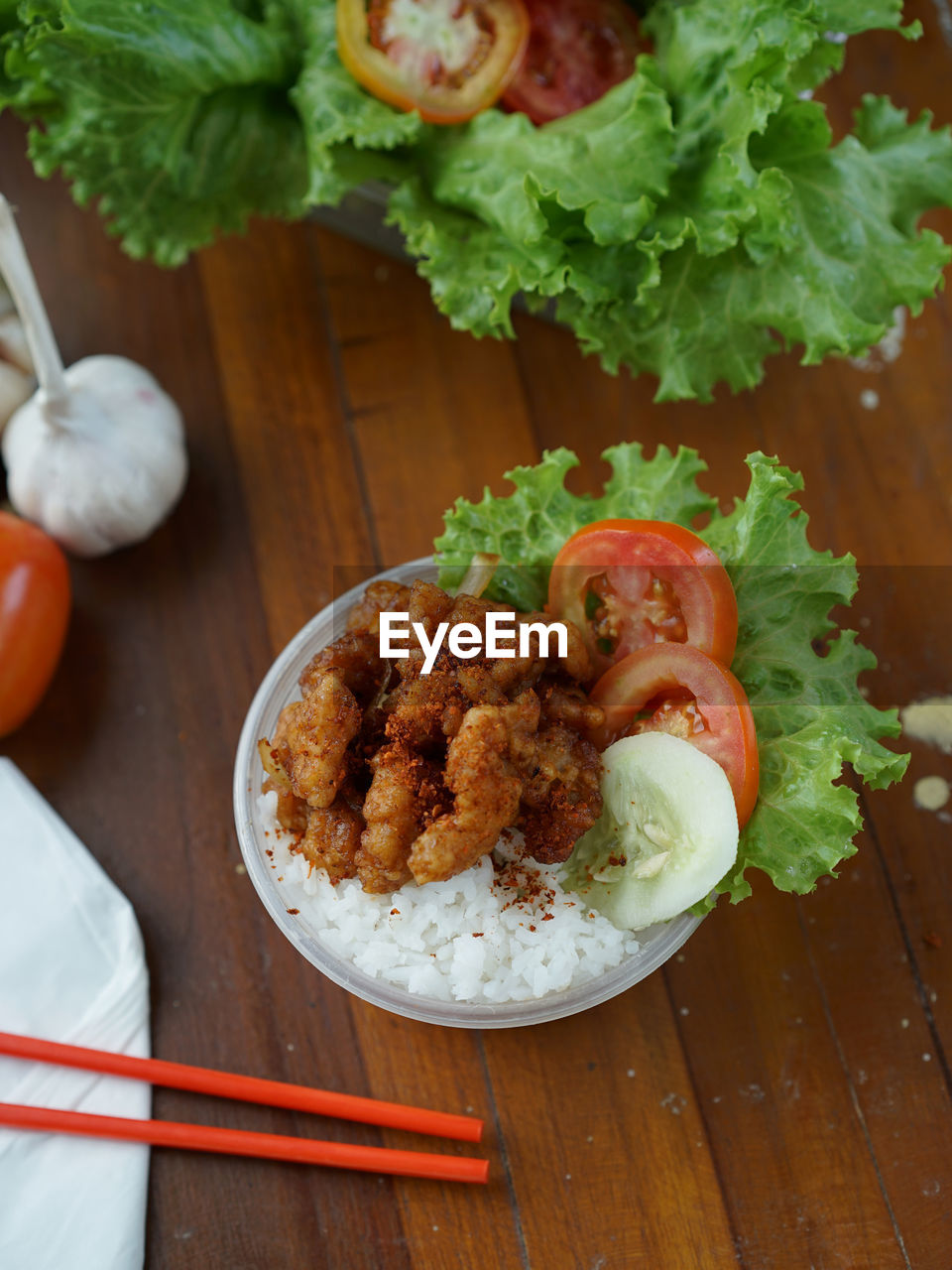 HIGH ANGLE VIEW OF FOOD IN BOWL ON TABLE