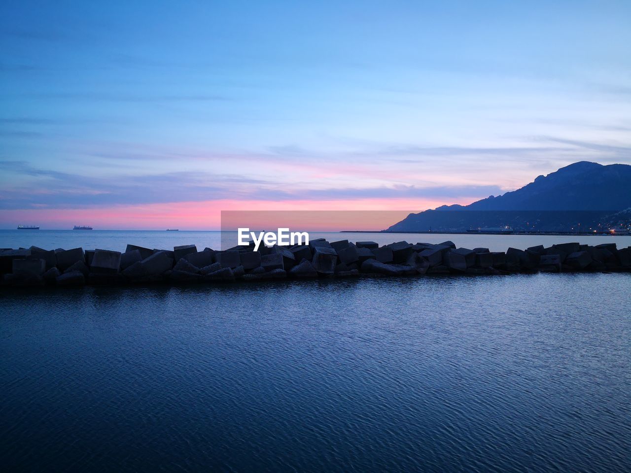 SCENIC VIEW OF SEA AGAINST BLUE SKY