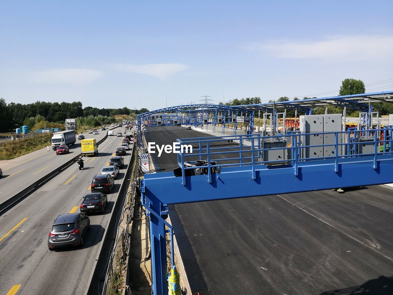 HIGH ANGLE VIEW OF HIGHWAY AGAINST SKY