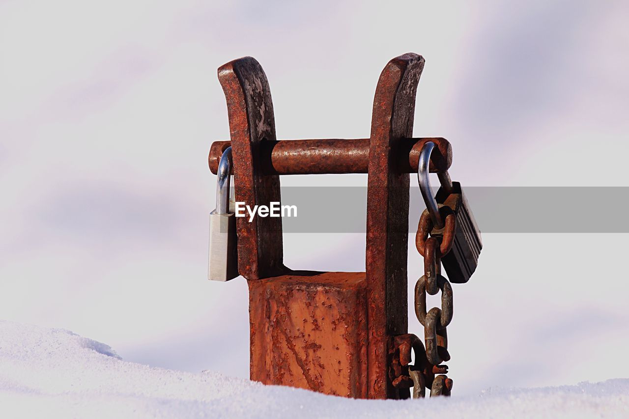 LOW ANGLE VIEW OF PADLOCK ON RUSTY METAL