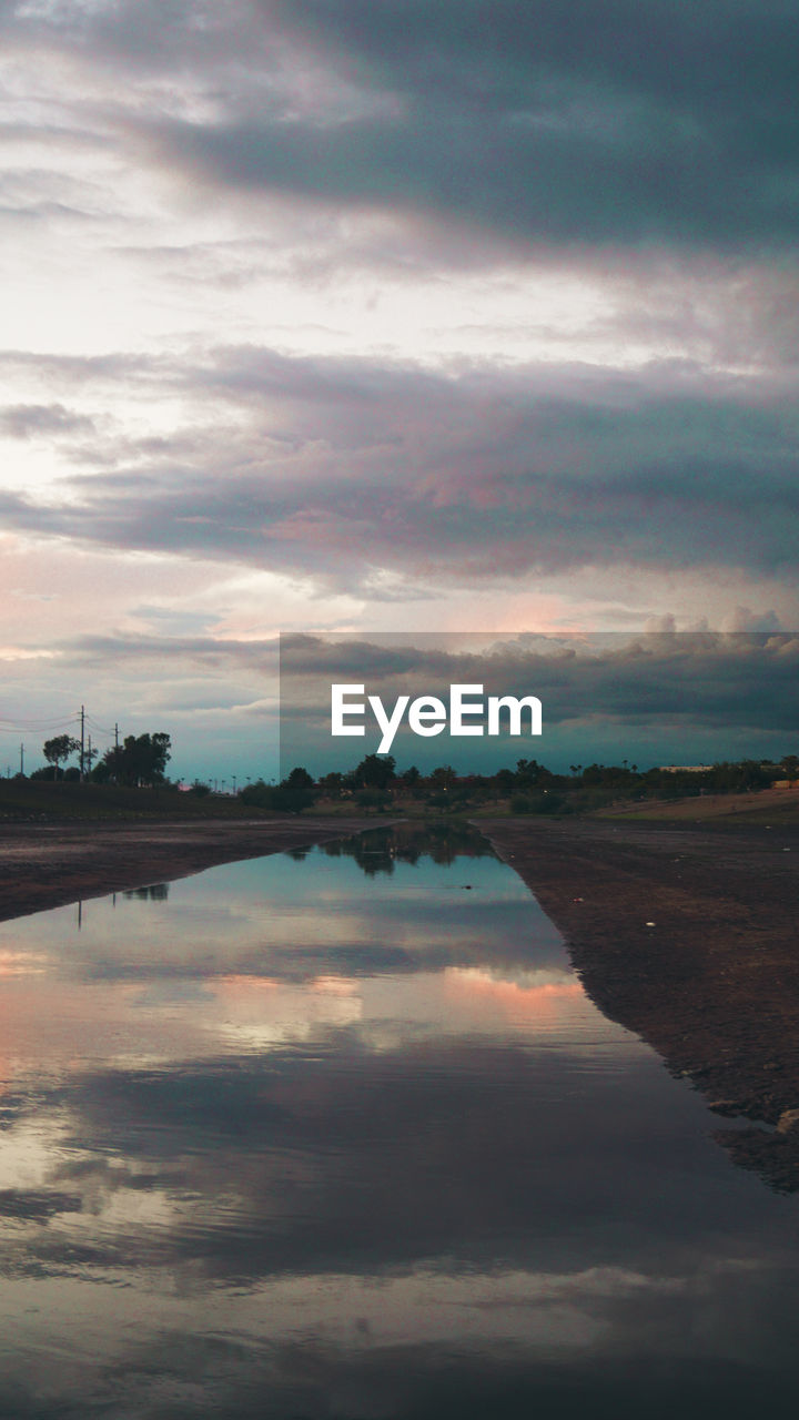 SCENIC VIEW OF DRAMATIC SKY OVER LAKE