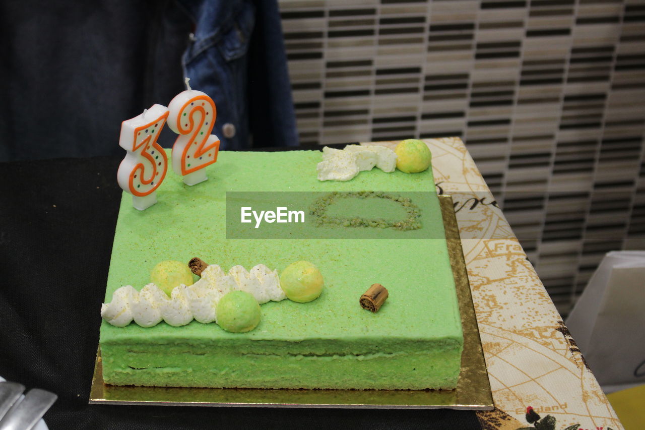 HIGH ANGLE VIEW OF CAKE ON TRAY