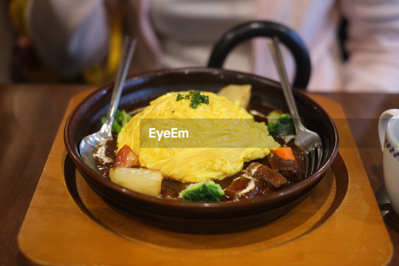 CLOSE-UP OF FOOD IN PLATE