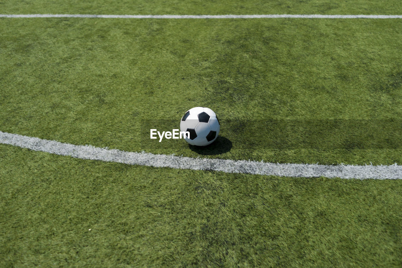 HIGH ANGLE VIEW OF SOCCER BALL ON GRASSLAND