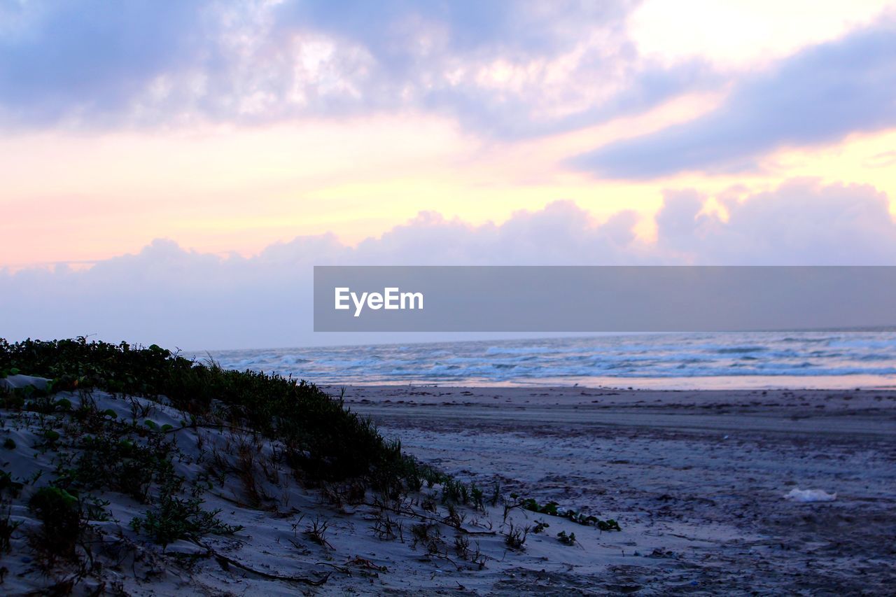 SCENIC VIEW OF SEA AGAINST SKY AT SUNSET