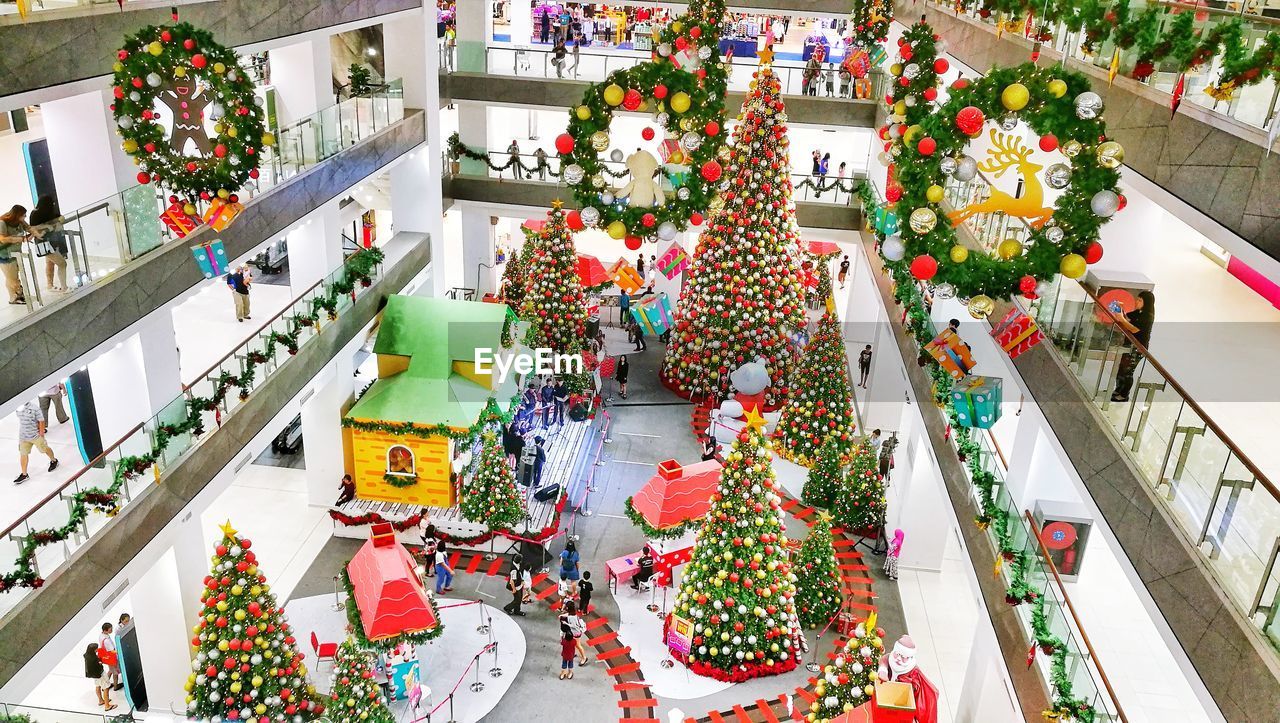 HIGH ANGLE VIEW OF CHRISTMAS TREE IN STORE