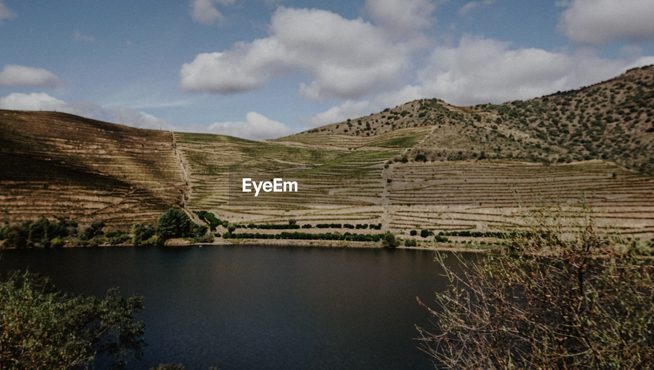 SCENIC VIEW OF LAKE BY MOUNTAINS AGAINST SKY