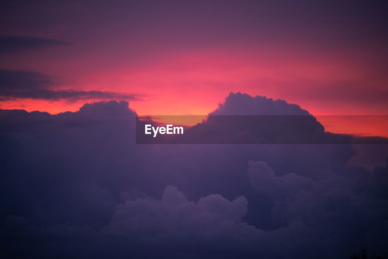 LOW ANGLE VIEW OF CLOUDS IN SKY DURING SUNSET