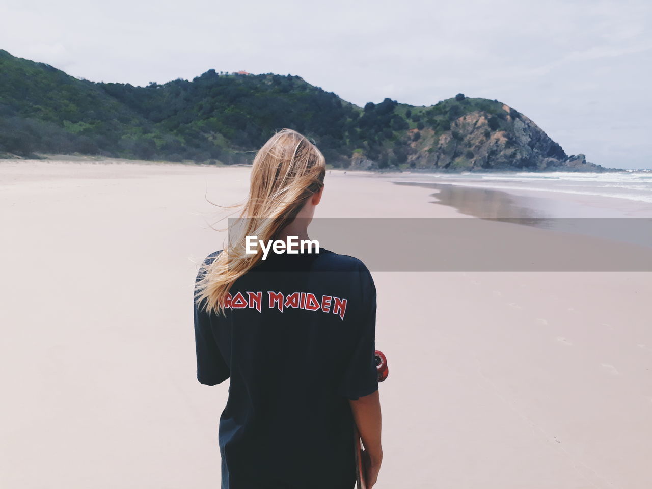 REAR VIEW OF WOMAN LOOKING AT SEA