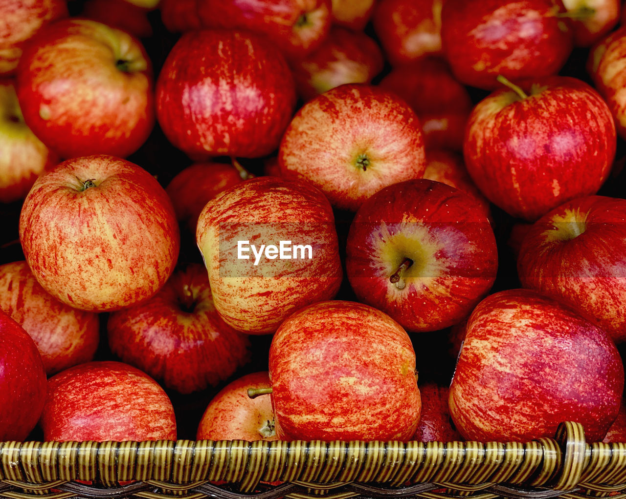 FULL FRAME SHOT OF APPLES