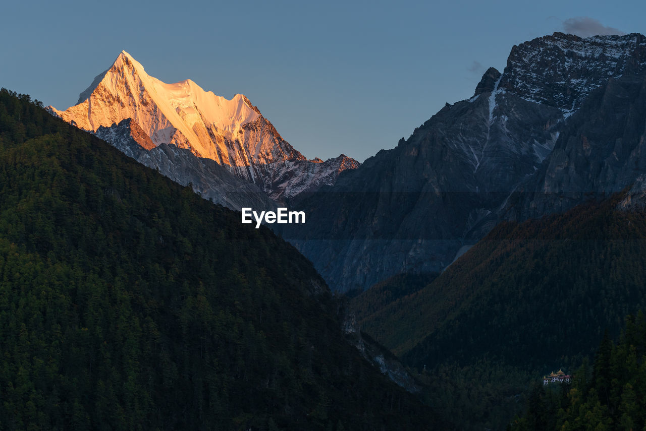 Xia nuo duo ji mountain in yading during sunset