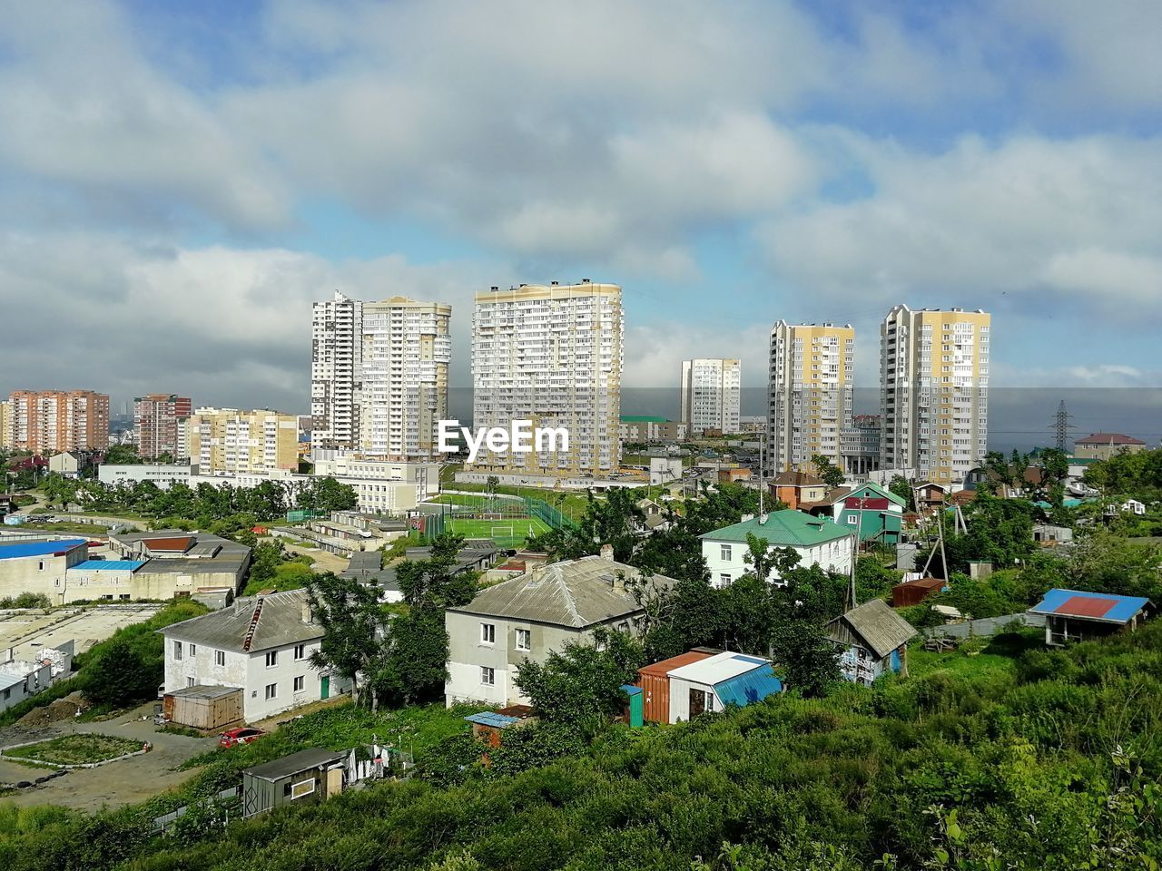 HIGH ANGLE VIEW OF BUILDINGS IN CITY