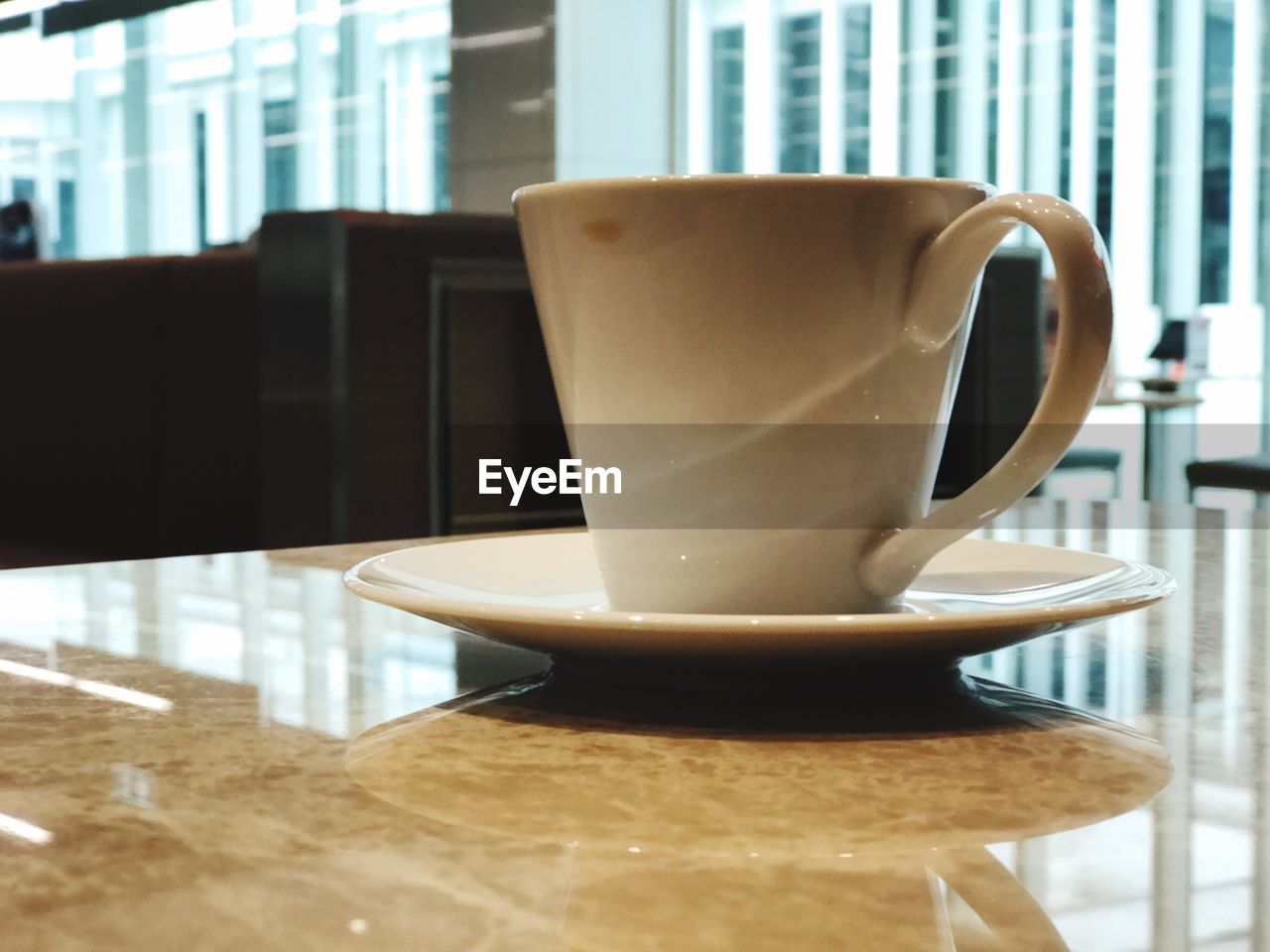 CLOSE-UP OF COFFEE IN GLASS ON TABLE