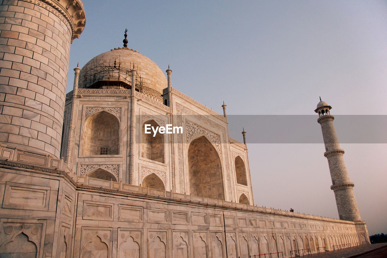 Low angle view of taj mahal historic building