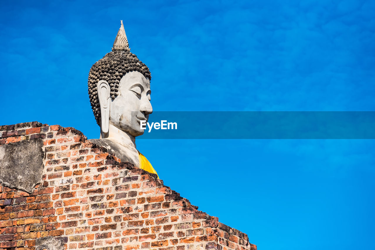 LOW ANGLE VIEW OF STATUE AGAINST BLUE SKY