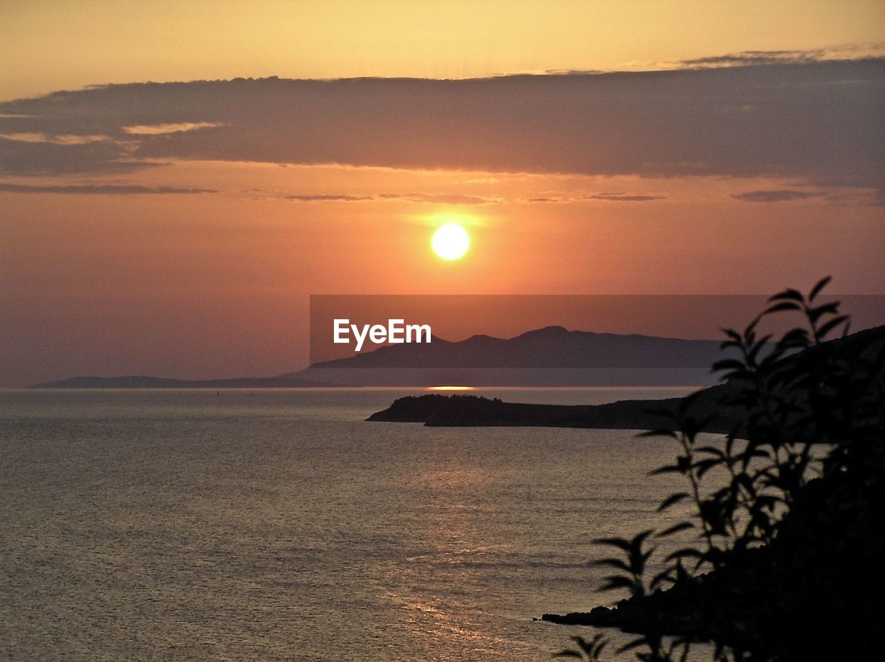 SCENIC VIEW OF SEA AGAINST SUNSET SKY