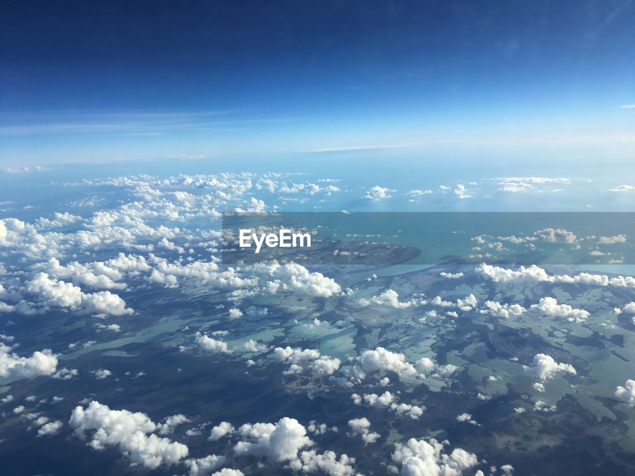 AERIAL VIEW OF SEA AGAINST SKY