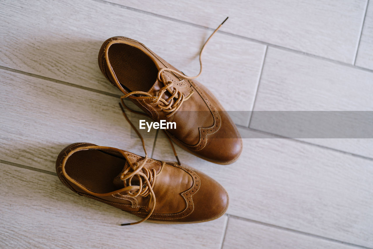 HIGH ANGLE VIEW OF SHOES ON TABLE