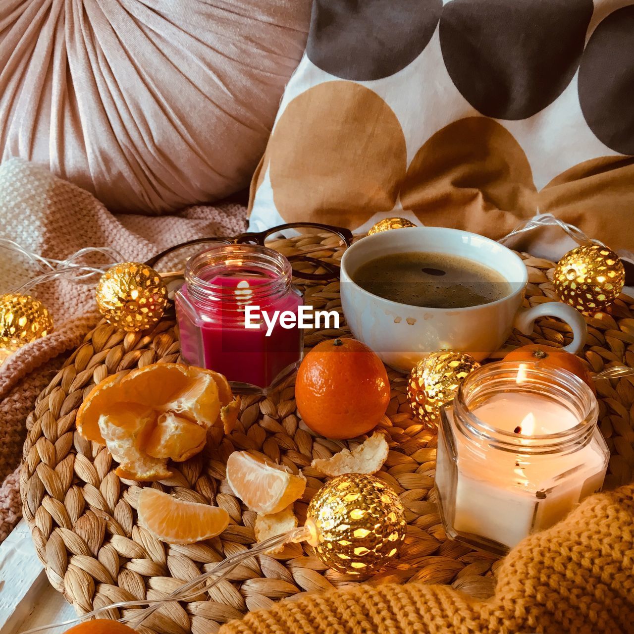 HIGH ANGLE VIEW OF BREAKFAST ON TABLE AGAINST WALL