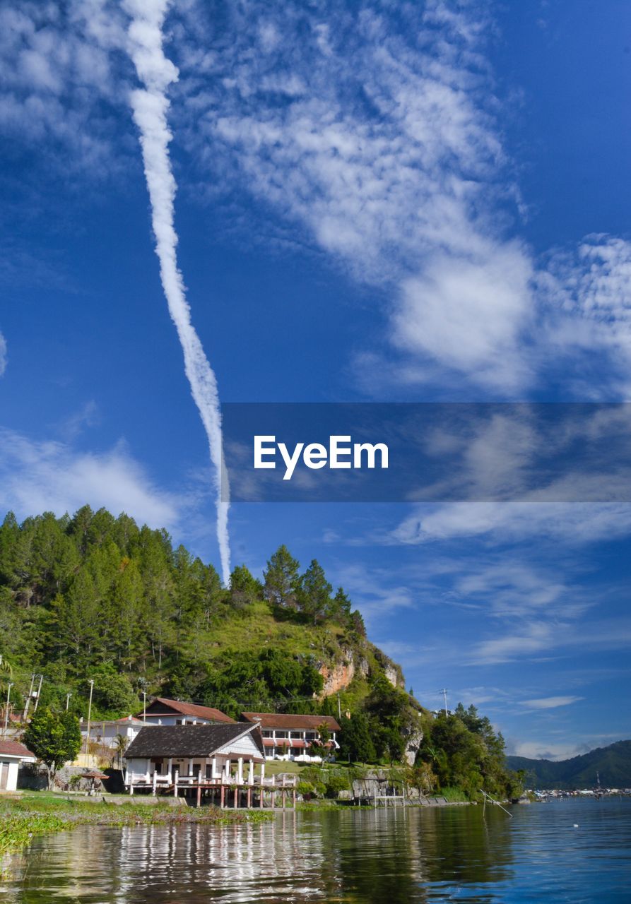 SCENIC VIEW OF LAKE AND BUILDINGS AGAINST SKY