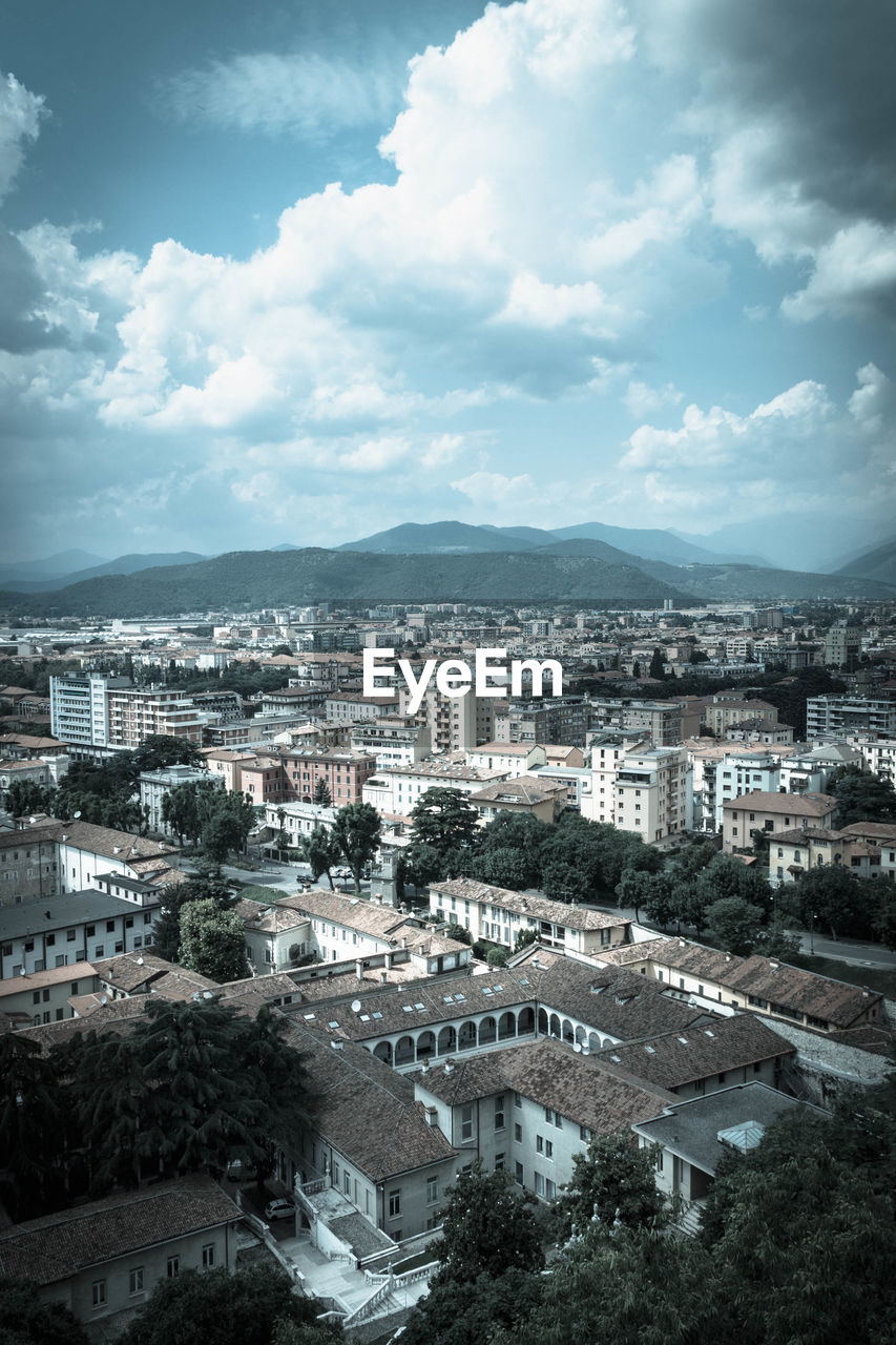 HIGH ANGLE VIEW OF BUILDINGS AGAINST SKY