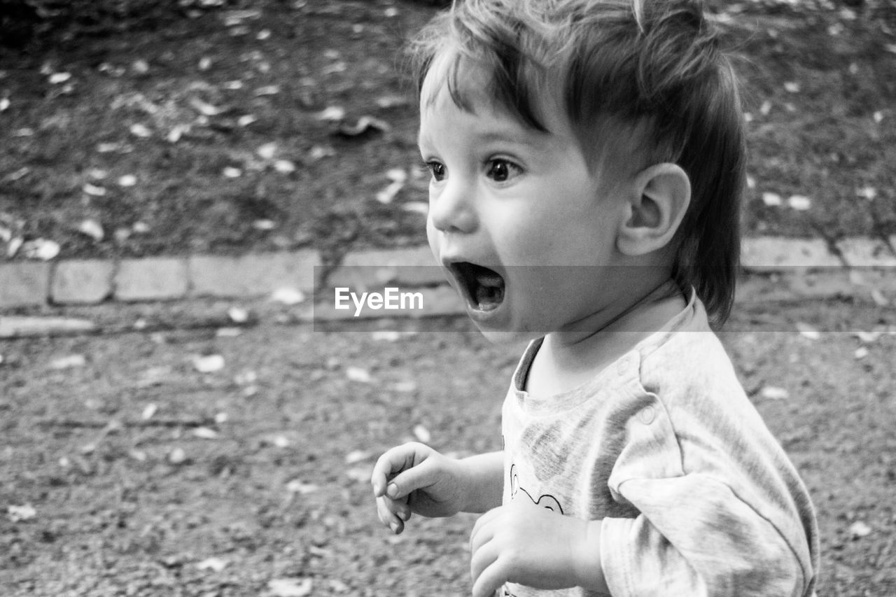PORTRAIT OF GIRL LOOKING AWAY OUTDOORS