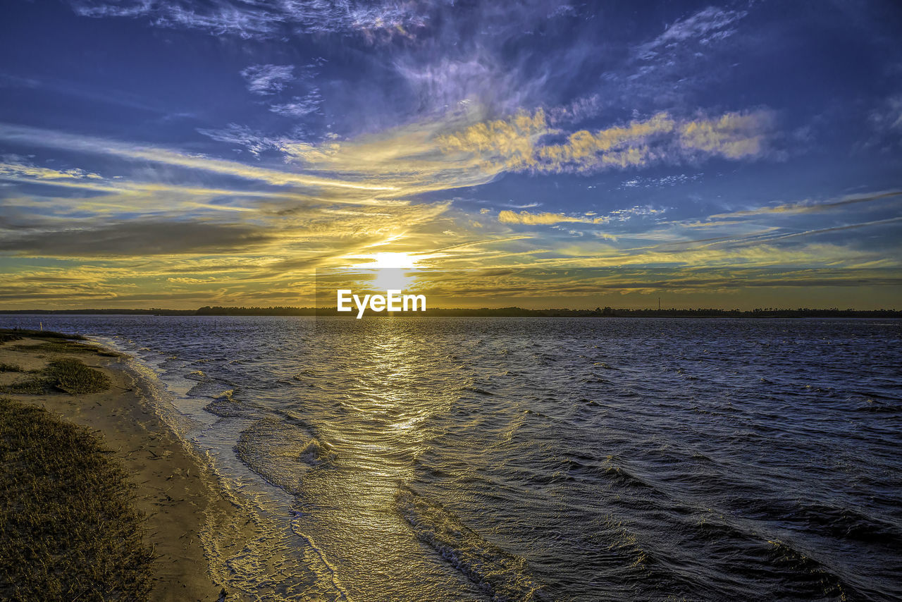 SCENIC VIEW OF SEA AGAINST SUNSET SKY